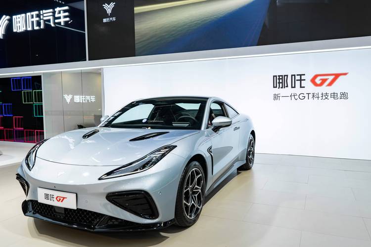 成都167哪吒汽车在智能汽车领域的表现，领途汽车在新能源汽车市场中的影响力